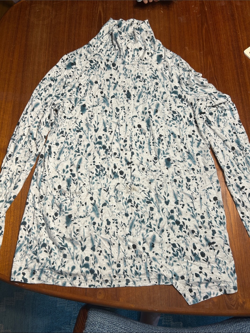 Women’s Long-Sleeve Turtleneck Shirt in Light Gray with Teal Floral Print